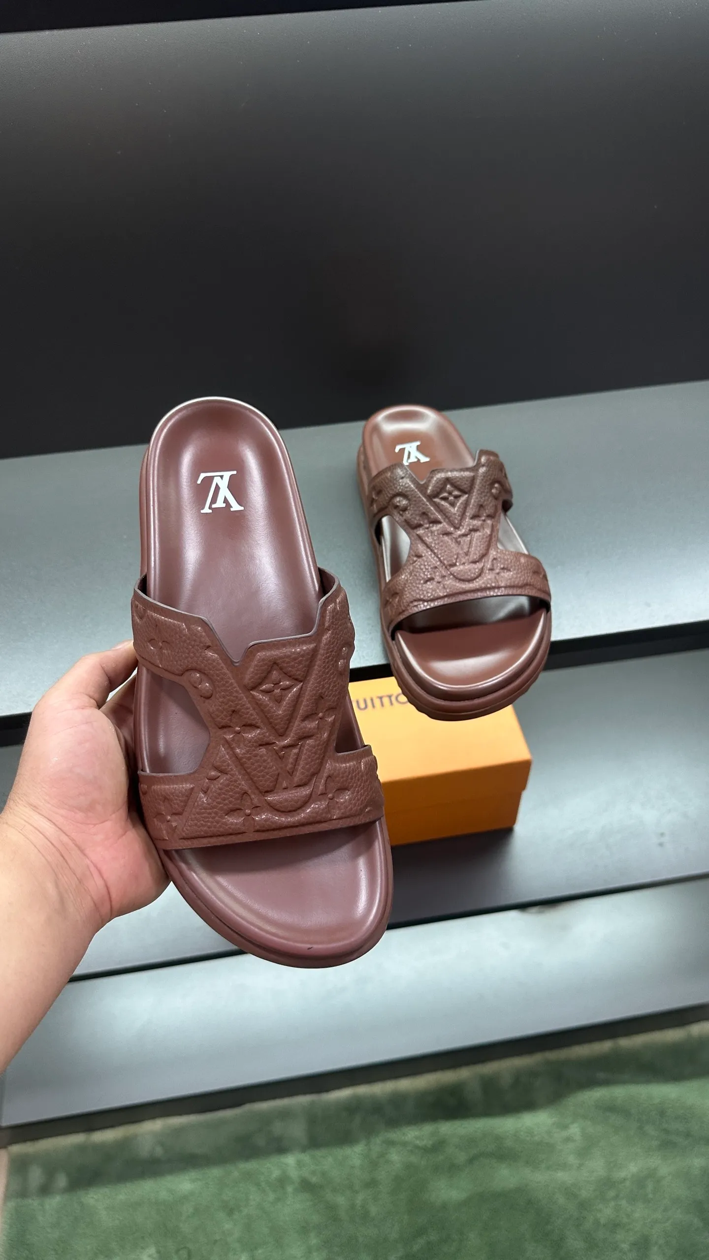 P320 🔍LV Men's Spring and Summer Slippers Counter Synchronization. The uppers are imported cowhide fabric from Italy, with logo graphics and high-quality craftsmanship. The soles are: original soles specially provided by the original factory. The exclusive movable molded soles are super comfortable. The original factory follows the order. 🔍🔍High quality. You can enter and leave the counter at will. Welcome to compare. Code number 38-45 No. 058